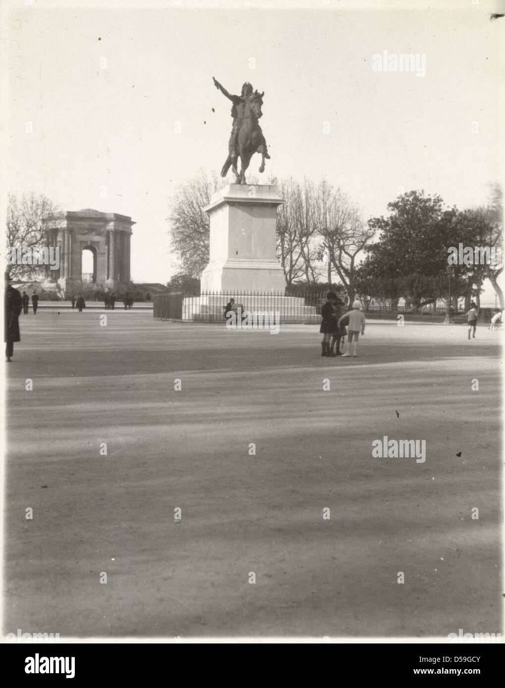 Una vista dell'Esplanade le Peyrou a Montpellier, in Francia, con una statua equestre del re Luigi XIV. L'immagine mostra gli archi, le terrazze e gli alberi pollardati del parco urbano. Foto Stock