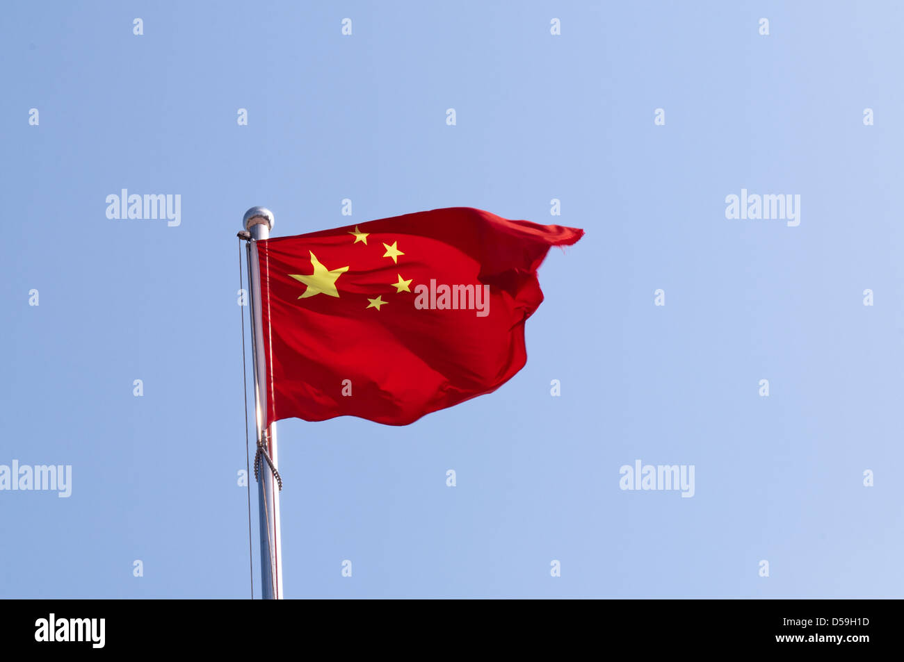 Bandiera cinese sul cielo blu sullo sfondo Foto Stock