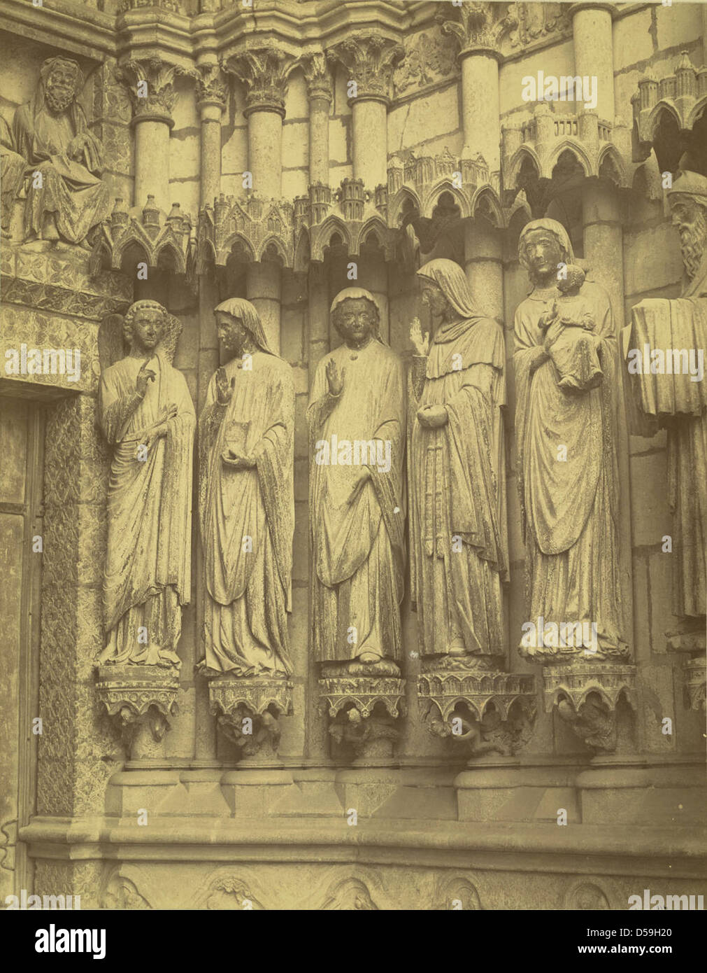 La cattedrale di Amiens facciata ovest. Lo stipite figure sul lato destro del portale a destra Foto Stock