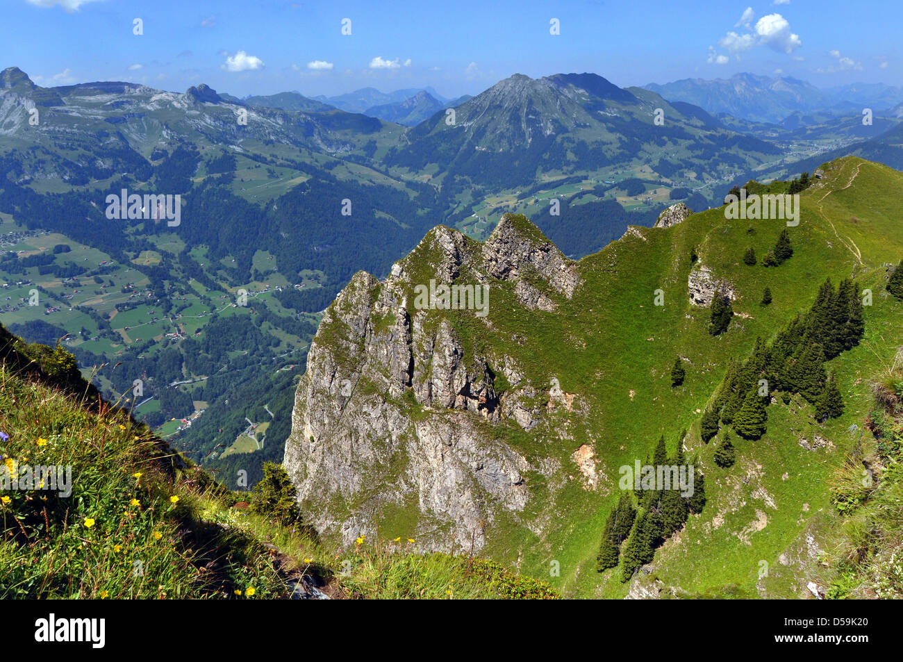 Alpi svizzere in estate, Villars sur ollon guardando verso il lago di Ginevra Foto Stock