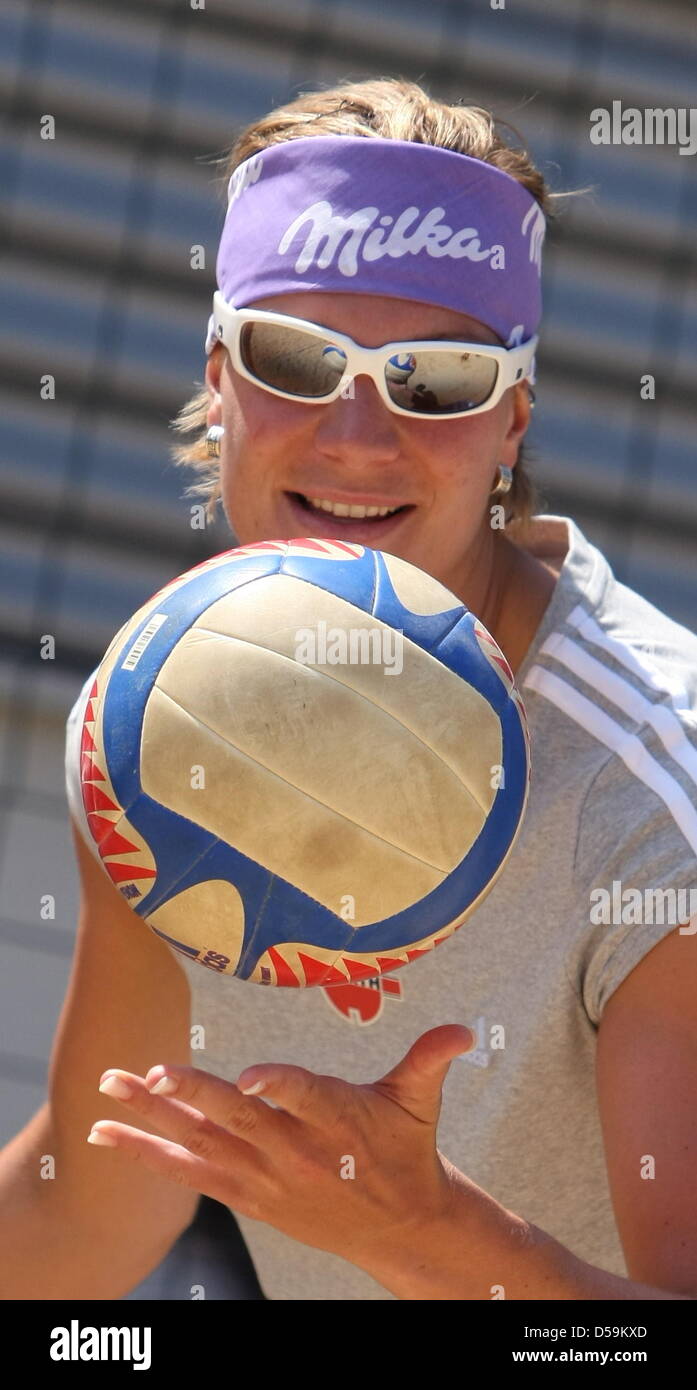 Sciatore alpino Maria Riesch a giocare a beach volley a Ottobeuren, Germania, 25 giugno 2010. La durata della formazione è parte delle preparazioni atletiche per la FIS Mondiali di Sci 2011 a Garmisch-Partenkirchen. Foto: Karl-Josef Hildenbrand Foto Stock