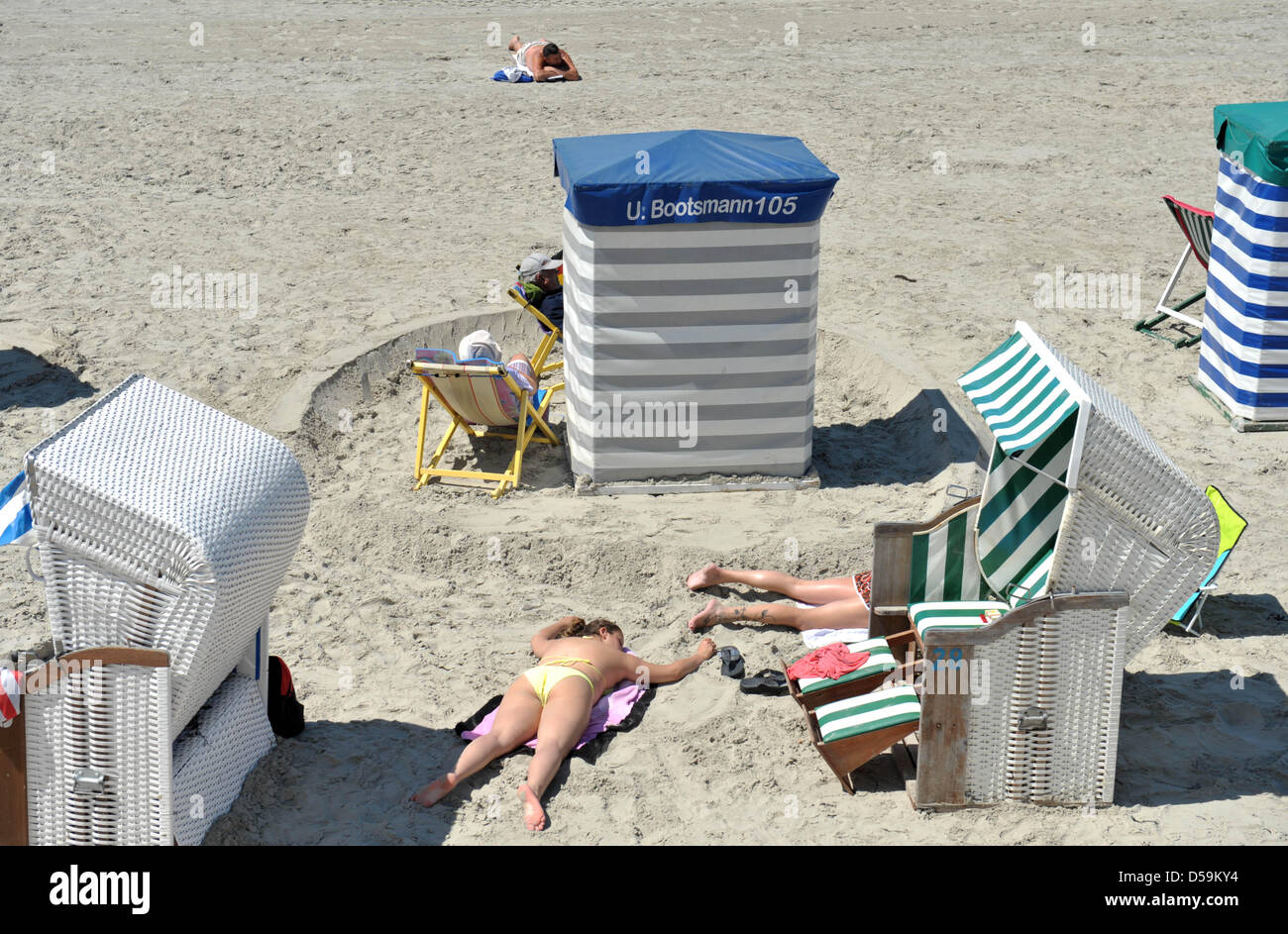 Urlauber liegen am Freitag (25.06.2010) auf der Insel Borkum am Strand und sonnen sich bei herrlichem Wetter mit angenehmen Temperaturen. Auch in den nŠchsten Tagen ist mit Sonne zu rechnen. Foto: Carmen Jaspersen dpa/L  Foto Stock
