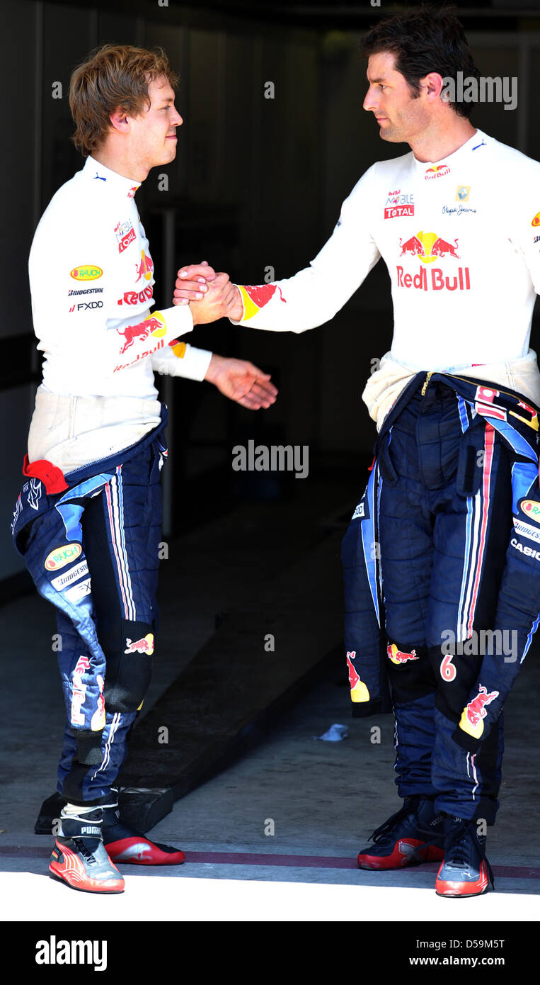 Driver Australiaan Mark Webber (R) della Red Bull Racing si congratula con il suo tedesco compagno di squadra Sebastian Vettel per la pole position dopo le qualifiche al circuito cittadino di Valencia, Spagna, 26 giugno 2010. Il 2010 di Formula 1 Gran Premio d'Europa si è tenuto il 27 giugno. Foto: David Ebener Foto Stock