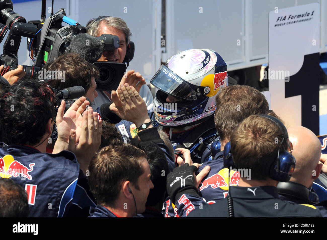 Il driver tedesco Sebastian Vettel della Red Bull Racing (C) celebra la vincita al circuito cittadino di Valencia, Spagna, 27 giugno 2010. Il 2010 di Formula 1 Gran Premio d'Europa si è tenuto il 27 giugno. Foto: David Ebener Foto Stock