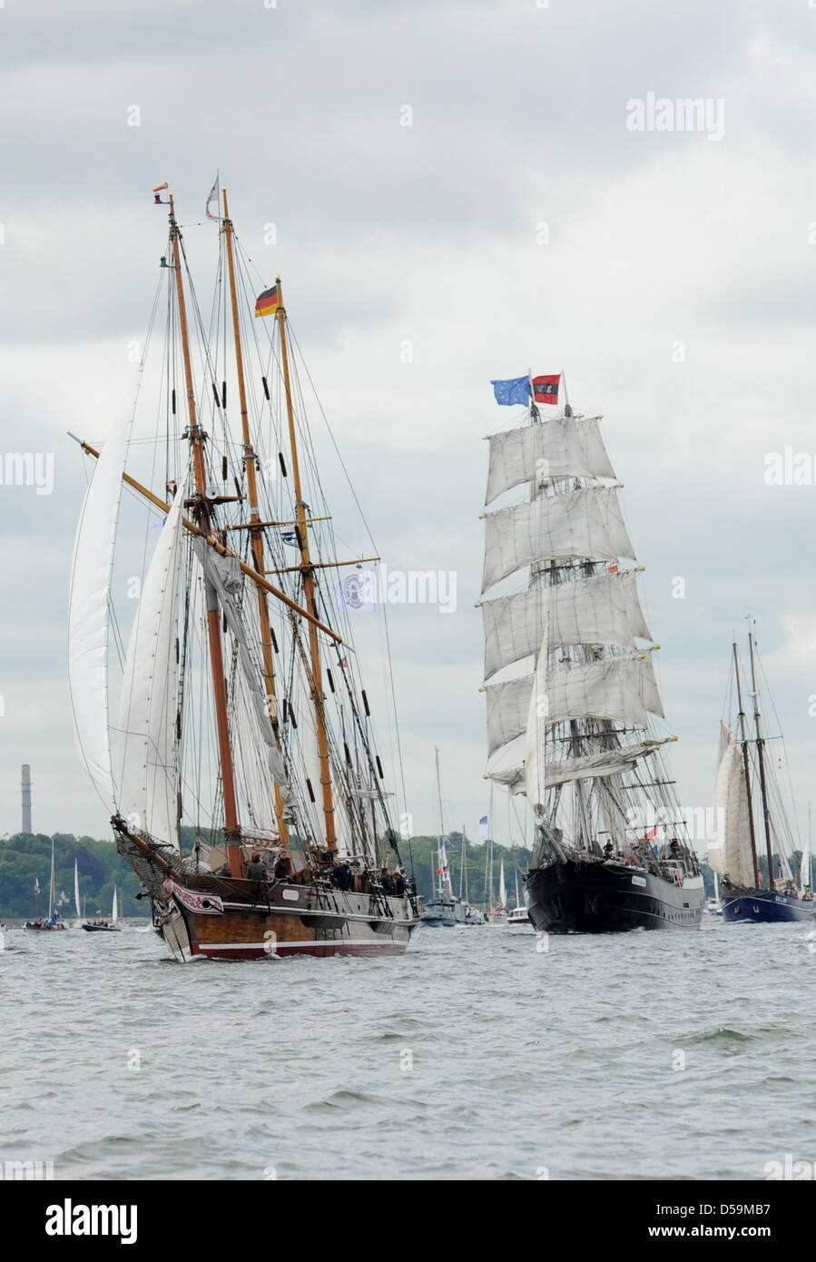 Il windjammer parade presso teh 166a Kiel Week in Kiel, Germania, 26 giugno 2010. Alcuni 120 le navi a vela formato il grand chiusura di teh Kiel Week. Foto: Angelika Warmuth Foto Stock