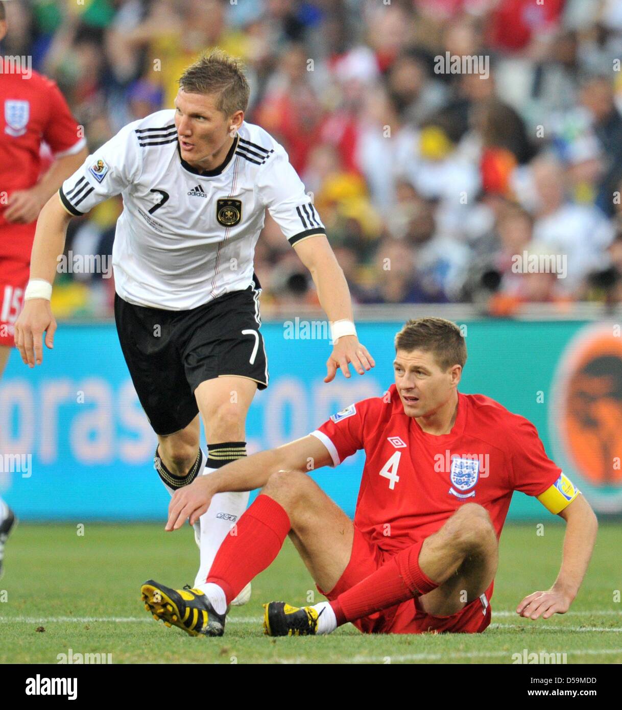 Bastian SCHWEINSTEIGER (L) della Repubblica federale di Germania il sistema VIES con Steven Gerrard (R) di Inghilterra durante la Coppa del Mondo FIFA 2010 Round di sedici match tra Germania e Inghilterra al Free State Stadium di Bloemfontein, Sud Africa 27 Giugno 2010. Foto: Bernd Weissbrod dpa - Si prega di fare riferimento a http://dpaq.de/FIFA-WM2010-TC Foto Stock