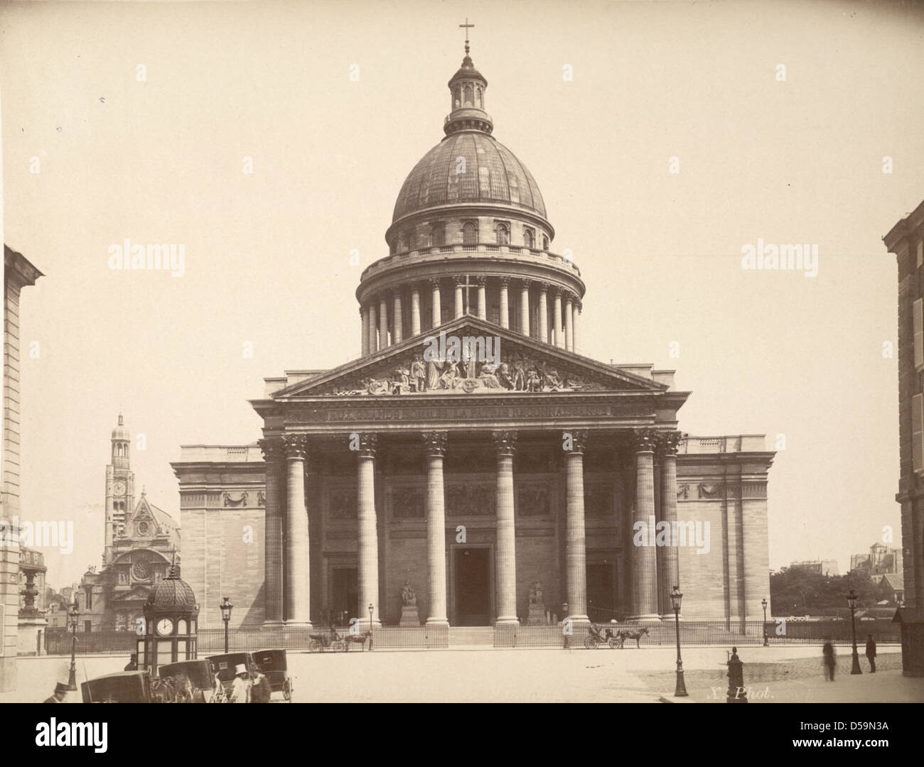 Una vista del Pantheon di Parigi, che mostra la sua architettura neoclassica, tra cui la cupola e il portico. L'immagine cattura anche le strade circostanti con carrozze e torri dell'orologio, mettendo in risalto le vedute urbane parigine. Foto Stock