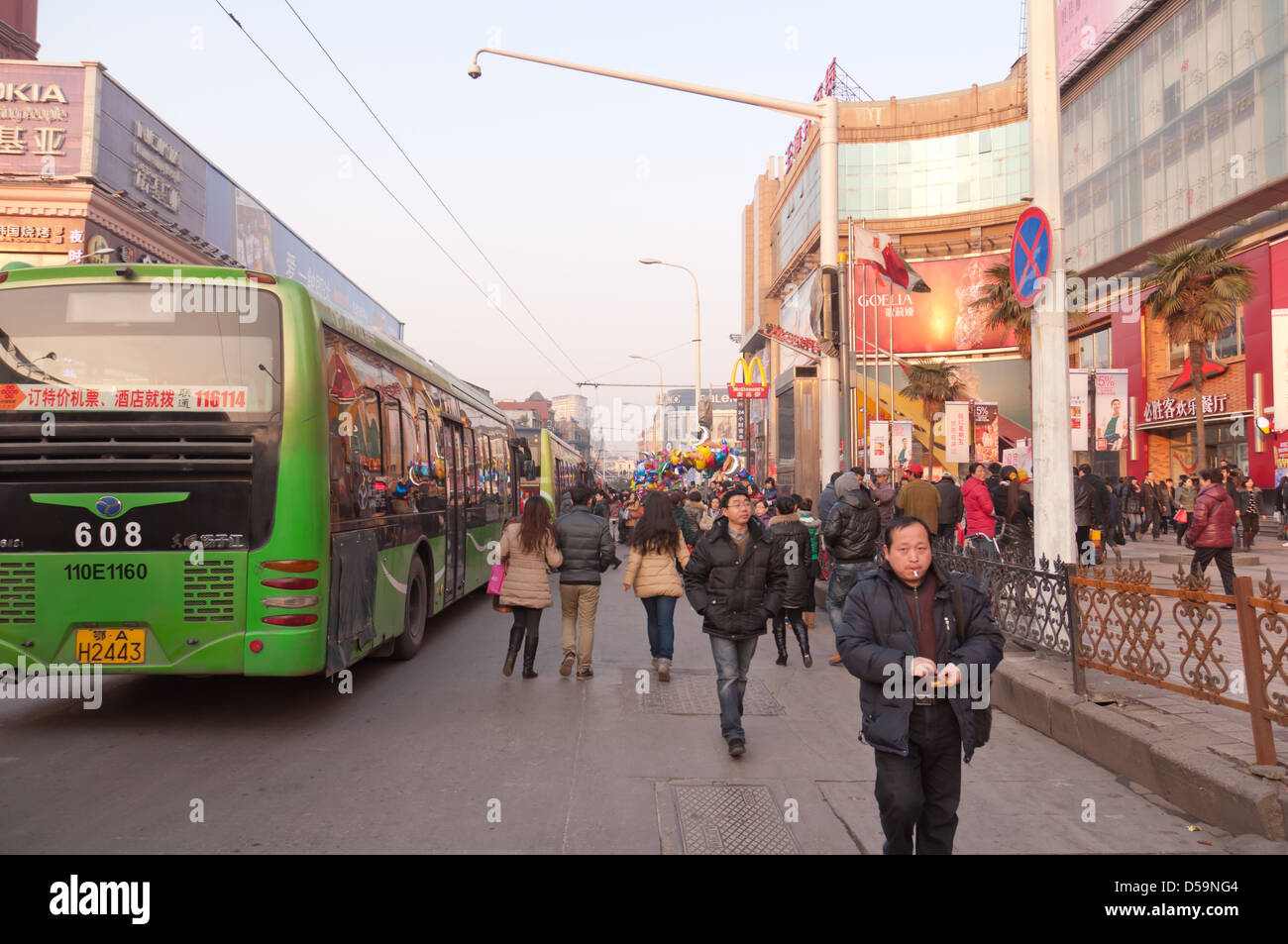 Popoli e autobus in via presso il centro commerciale per lo shopping nel centro città Foto Stock