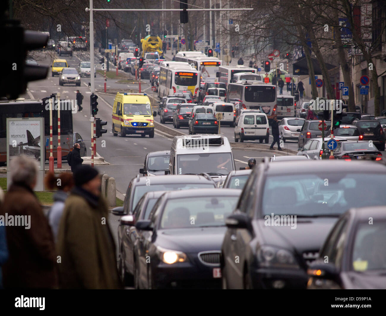 Ambulanza guidando attraverso Bruxelles ora di punta del traffico, Belgio Foto Stock