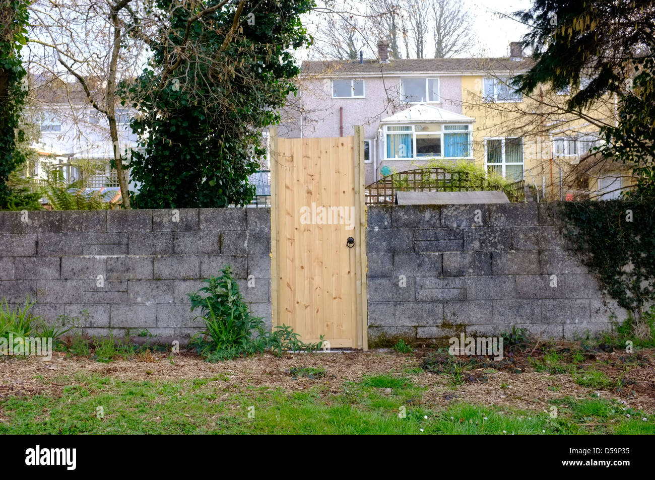 Un nuovo set di porta in un vecchio breeze blocco di muro Foto Stock