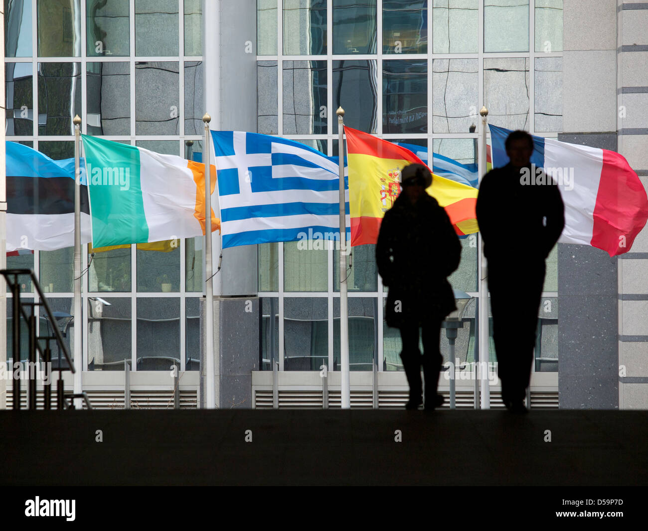 Sventolano le bandiere di paesi problematici di fronte all'edificio del Parlamento Europeo a Bruxelles, in Belgio Foto Stock