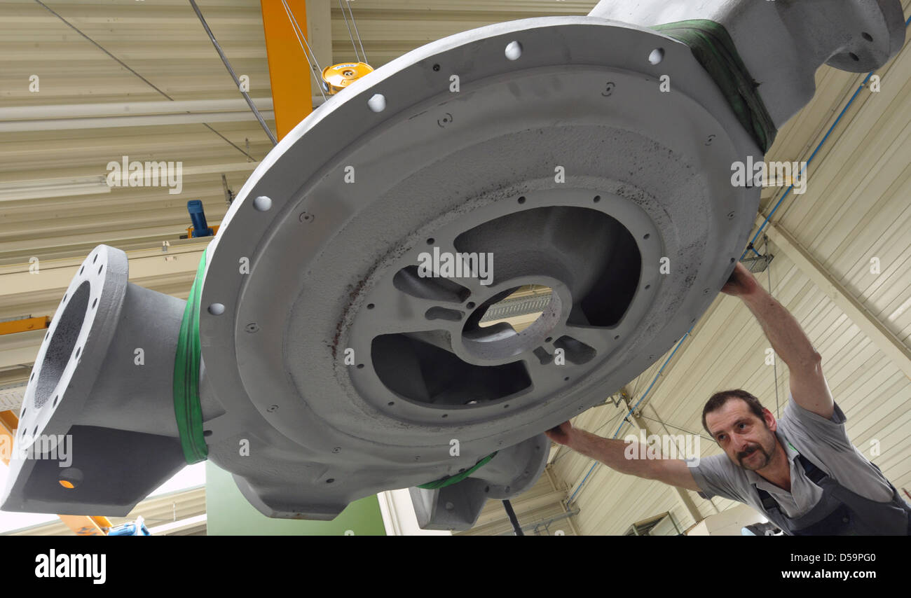 In corrispondenza della pompa e il modello di società di tecnologia, fresa CNC Thortsen Raab funziona su una carcassa di pompa a Erfurt, Germania, 29 giugno 2010. La società produce pompe, modelli, forme e calchi di minerali, ha 22 dipendenti e genera 2,5 milioni di euro di fatturato annuale. Foto: Martin Schutt Foto Stock