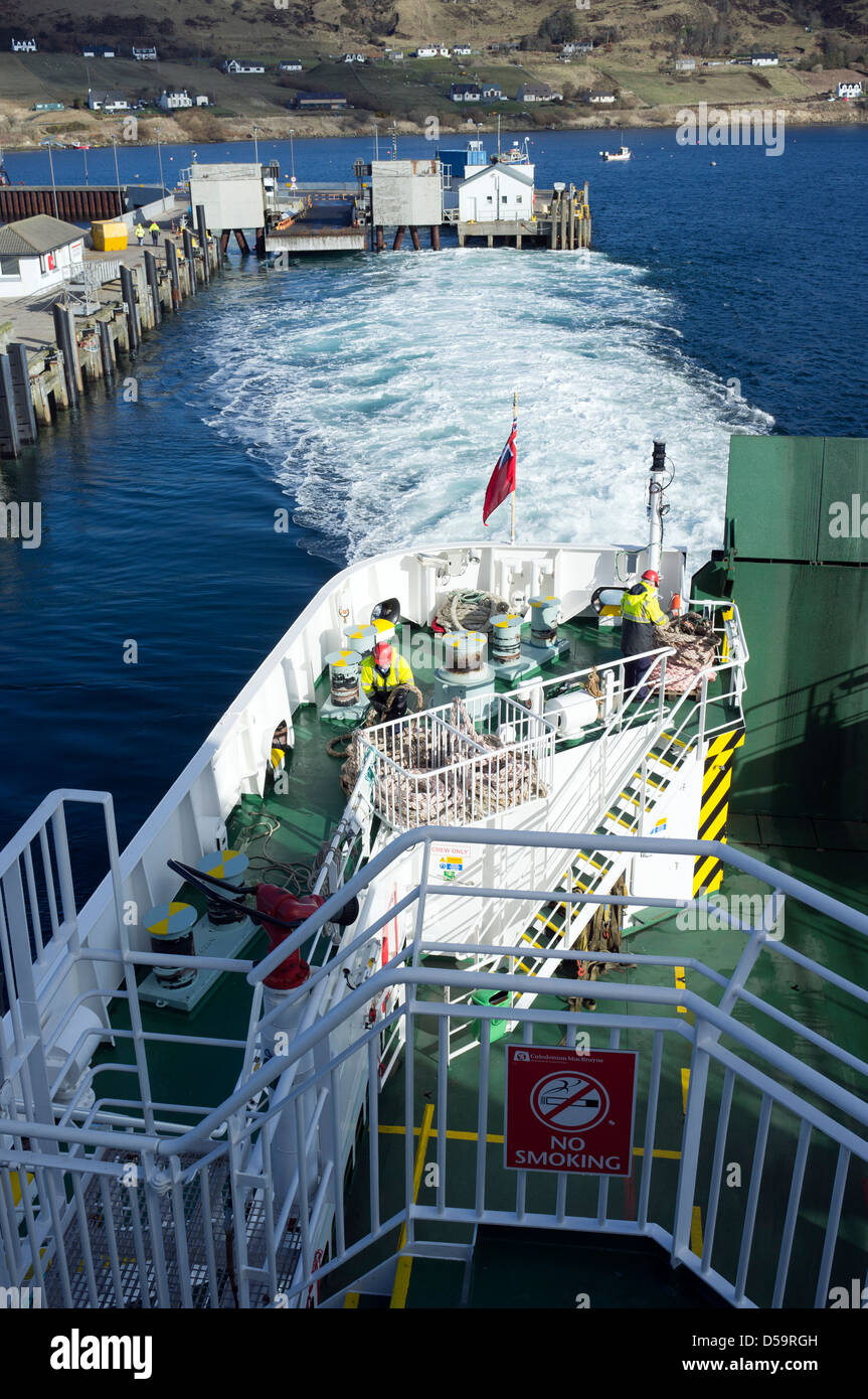 Caledonian MacBrayne marinai a bordo della MV Finlaggan uscire da Uig Isola di Skye in Scozia UK Europa Foto Stock