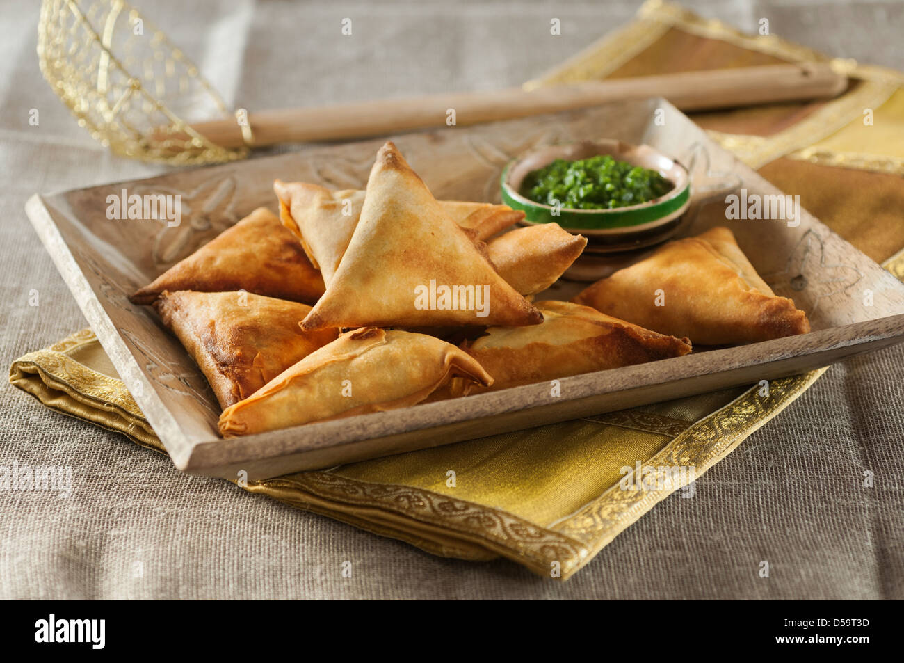 Samosa e menta chutney indiani cibo snack Foto Stock