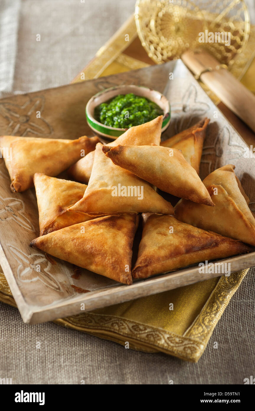 Samosa e menta chutney indiani cibo snack Foto Stock