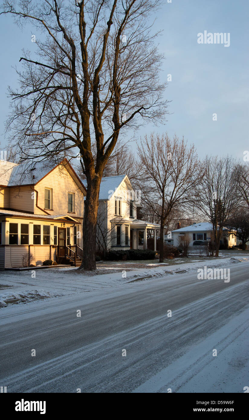 Sunrise su una giornata invernale in un tranquillo quartiere di case, Gananoque, Ontario, Canada Foto Stock
