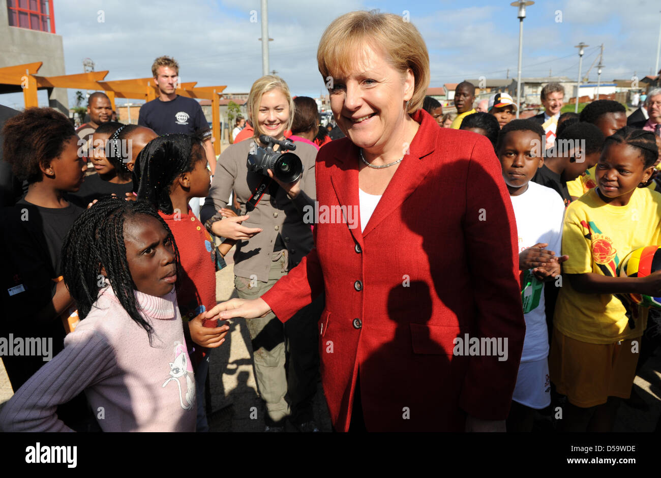 Il cancelliere tedesco Angela Merkel visiti la Township Khayelitsha nella zona di Cape Town, Sud Africa, 03 luglio 2010. Il cancelliere visita una città-progetto di pianificazione nella township di Khayelitsha per la prevenzione della violenza, che è stata sostenuta da fondi tedesco. Merkel ha ottenuto anche un briefing sul progetto " Sviluppo della gioventù attraverso il calcio' (YDF) che viene realizzato dalla Germa Foto Stock