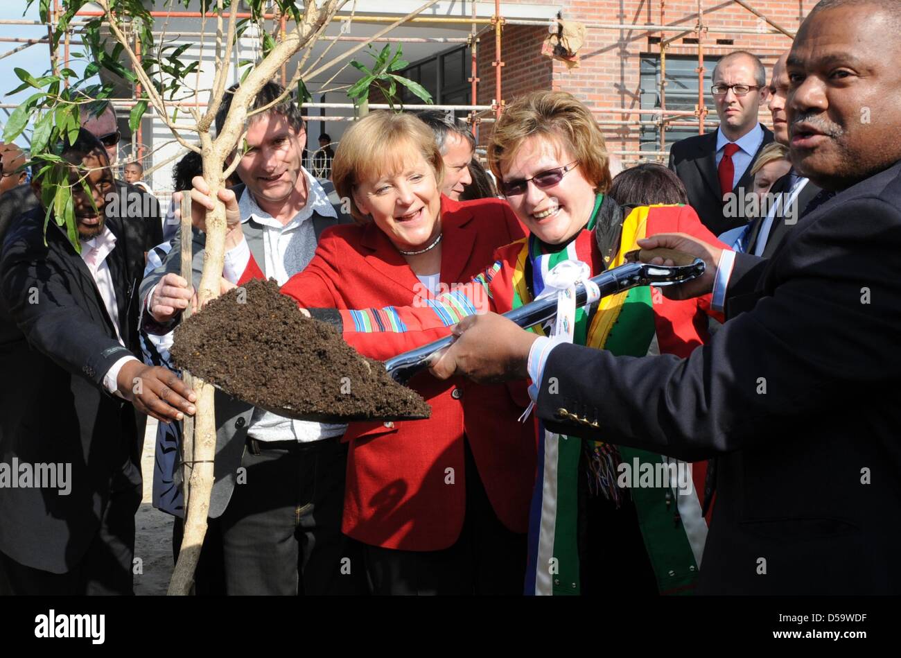 Il cancelliere tedesco Angela Merkel visiti la Township Khayelitsha nella zona di Cape Town, Sud Africa, 03 luglio 2010. Il cancelliere visita una città-progetto di pianificazione nella township di Khayelitsha per la prevenzione della violenza, che è stata sostenuta da fondi tedesco. Merkel ha ottenuto anche un briefing sul progetto " Sviluppo della gioventù attraverso il calcio' (YDF) che viene realizzato dalla Germa Foto Stock