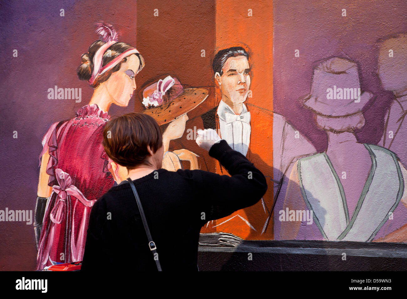 Gli artisti della pittura di un murale per gli interruttori Cafe, San Francisco, California, Stati Uniti d'America, STATI UNITI D'AMERICA Foto Stock