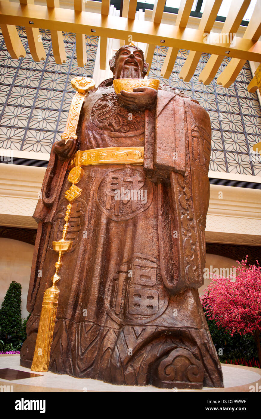 Dio di fortune statua si trova nel cortile dell'hotel Conrad, Macao Foto Stock