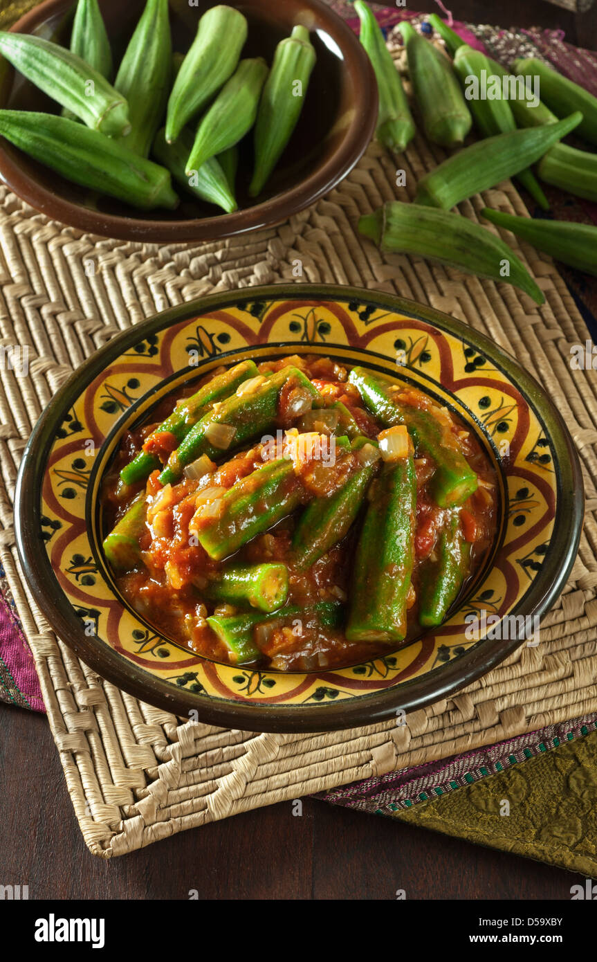 Bamia okra stufata in piccante salsa di pomodoro Foto Stock