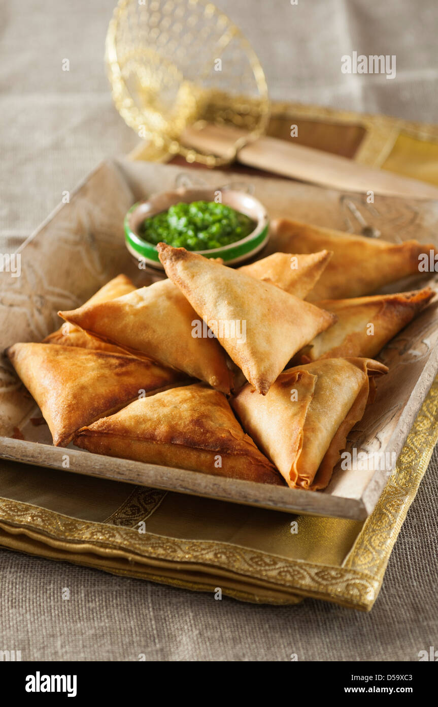 Samosa e menta chutney indiani cibo snack Foto Stock