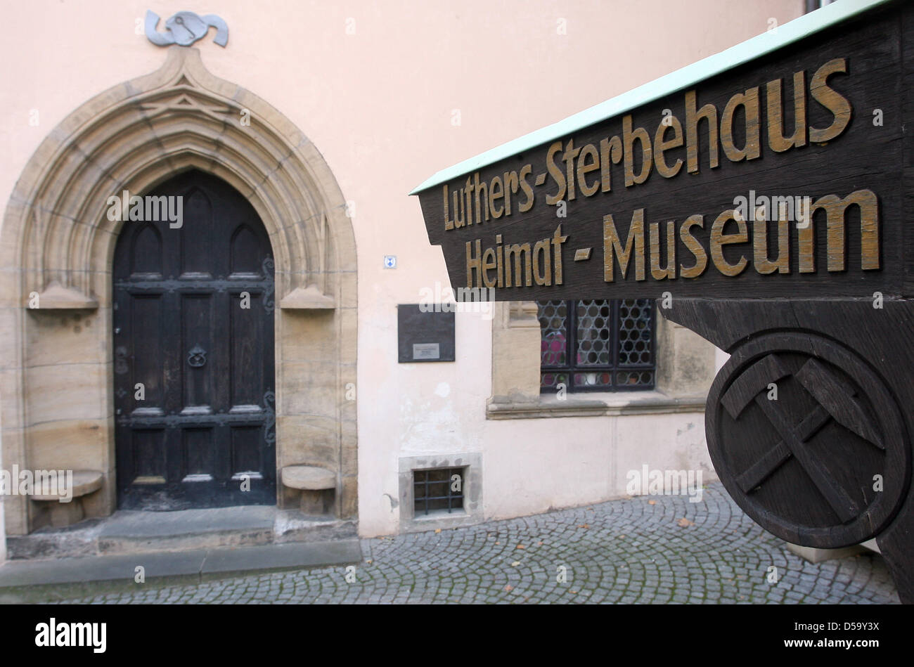 (Dpa) file - un file immagine datata 19 settembre 2008 fornisce una vista sull'ultima residenza del riformatore tedesco Matin Luther a Eisleben, Germania. Il Museo Luther ultima residenza, elencati sul sito Patrimonio Mondiale dell'UNESCO elenco sarà restaurato e ampliato da settembre 2010. Fino ad allora, il museo su Luther, nato il 10 novembre 1483 e morì il 18 febbraio 1546, rimarrà aperta. Phot Foto Stock