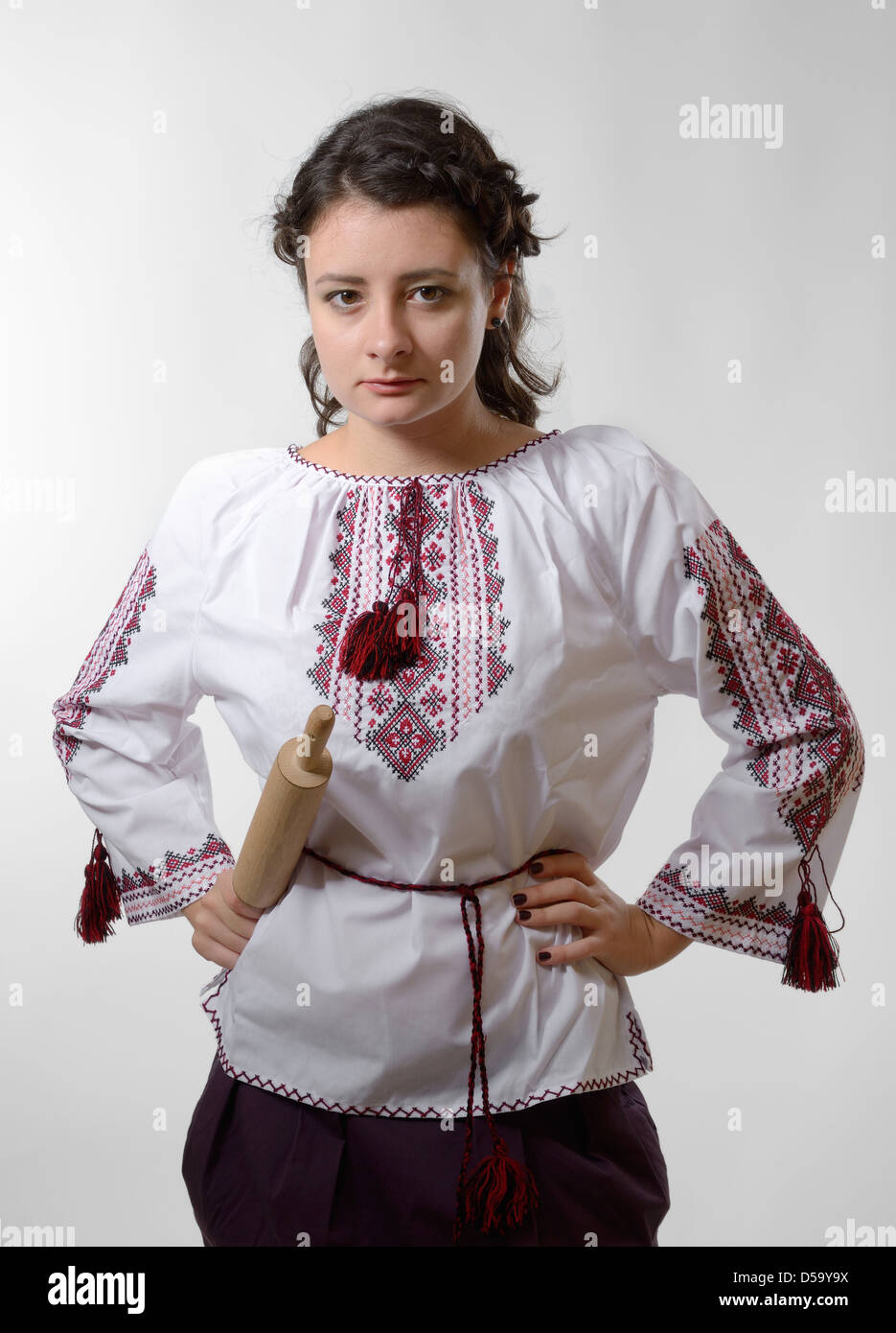 La risoluta ragazza ucraina con un mattarello Foto Stock