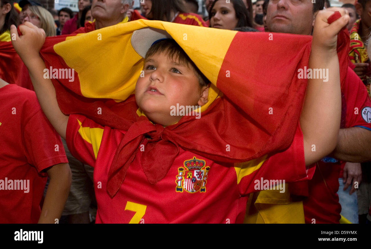 Una piccola ventola della squadra nazionale spagnola appassionatamente segue la semifinale partita Germania vs. Spagna alla Coppa del Mondo FIFA 2010 nel quartiere spagnolo 'Ahrbergviertel' di Hannover in Germania, 7 luglio 2010. Foto: Michael Loewa Foto Stock