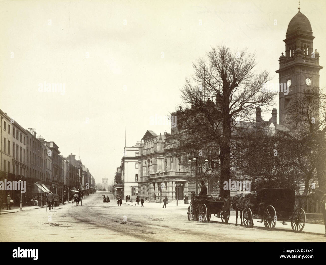 Il Regent Hotel a Royal Leamington Spa, Inghilterra, e' un importante edificio caratterizzato da torri dell'orologio e architettura storica. L'immagine cattura biciclette, carrozze e una vista panoramica delle strade circostanti, offrendo uno scorcio sullo stile di vita della città del XIX secolo e sugli alloggi pubblici. Foto Stock