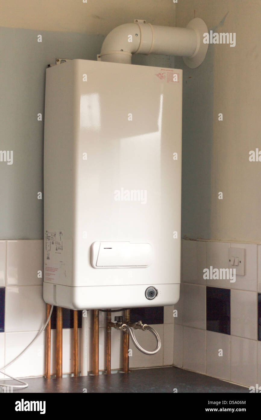Combinazione caldaia a condensazione con tubature esposte Foto Stock