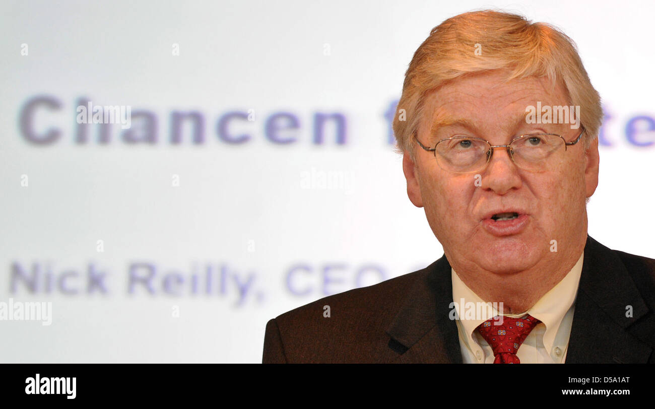 Direttore della Opel Nick Reilly parla di mobilità di elettro vetture durante un workshop in opel-impianto in Renania settentrionale-Vestfalia (Germania), 9 luglio 2010. L'industria automobilistica della Renania settentrionale-Vestfalia vuole investire in elettro vetture nel prossimo futuro e quindi informa le persone circa electromobility. Foto: Jonas Güttler Foto Stock