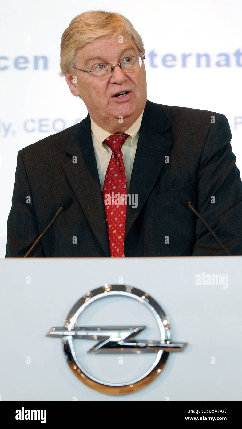 Direttore della Opel Nick Reilly parla di mobilità con elettro vetture durante un workshop in opel-impianto in Renania settentrionale-Vestfalia (Germania), 9 luglio 2010. L'industria automobilistica della Renania settentrionale-Vestfalia vuole investire di più in elettro vetture in futuro e pertanto si prefigge di informare le persone circa il tema electromobility. Foto: Jonas Güttler Foto Stock