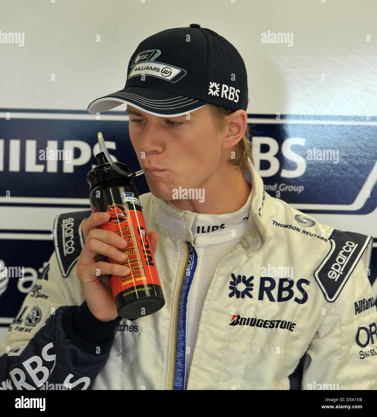 Der deutsche Formel-1-Rennfahrer Nico HŸlkenberg von Williams trinkt am Freitag (09.07.2010) beim ersten Training auf der Rennstrecke a Silverstone in Inghilterra a circuizione Box. Am Wochenende avviato mit dem Gro§en Preis von Gro§britannien das zehnte Rennen der Formel-1-Saison 2010. Foto: Carmen Jaspersen dpa Foto Stock