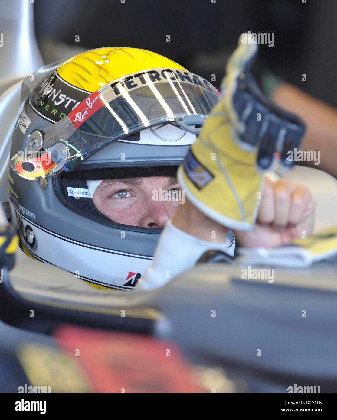 Der deutsche Formel-1-Rennfahrer Nico Rosberg von Mercedes GP sitzt am Freitag (09.07.2010) beim ersten Training auf der Rennstrecke a Silverstone in Inghilterra in seinem Auto. Am Wochenende avviato mit dem Gro§en Preis von Gro§britannien das zehnte Rennen der Formel-1-Saison 2010. Foto: Carmen Jaspersen dpa Foto Stock