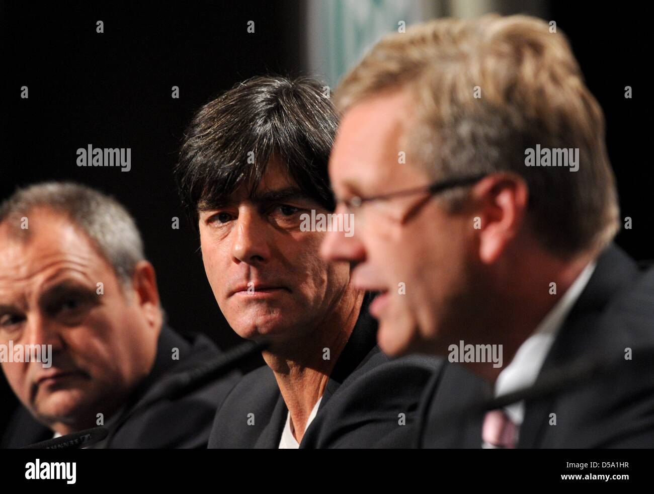 Il Presidente tedesco Christian Wulff (CDU, R) parla accanto al pullman tedesco Joachim Loew (C) e DFB (Deutscher Fußball Bund) press officer Harald Stenger durante una conferenza stampa del team tedesco al Velmore Hotel in Erasmia vicino a Pretoria, Sud Africa, 11 luglio 2010. Foto: Marcus Brandt dpa +++(c) dpa - Bildfunk+++ Foto Stock