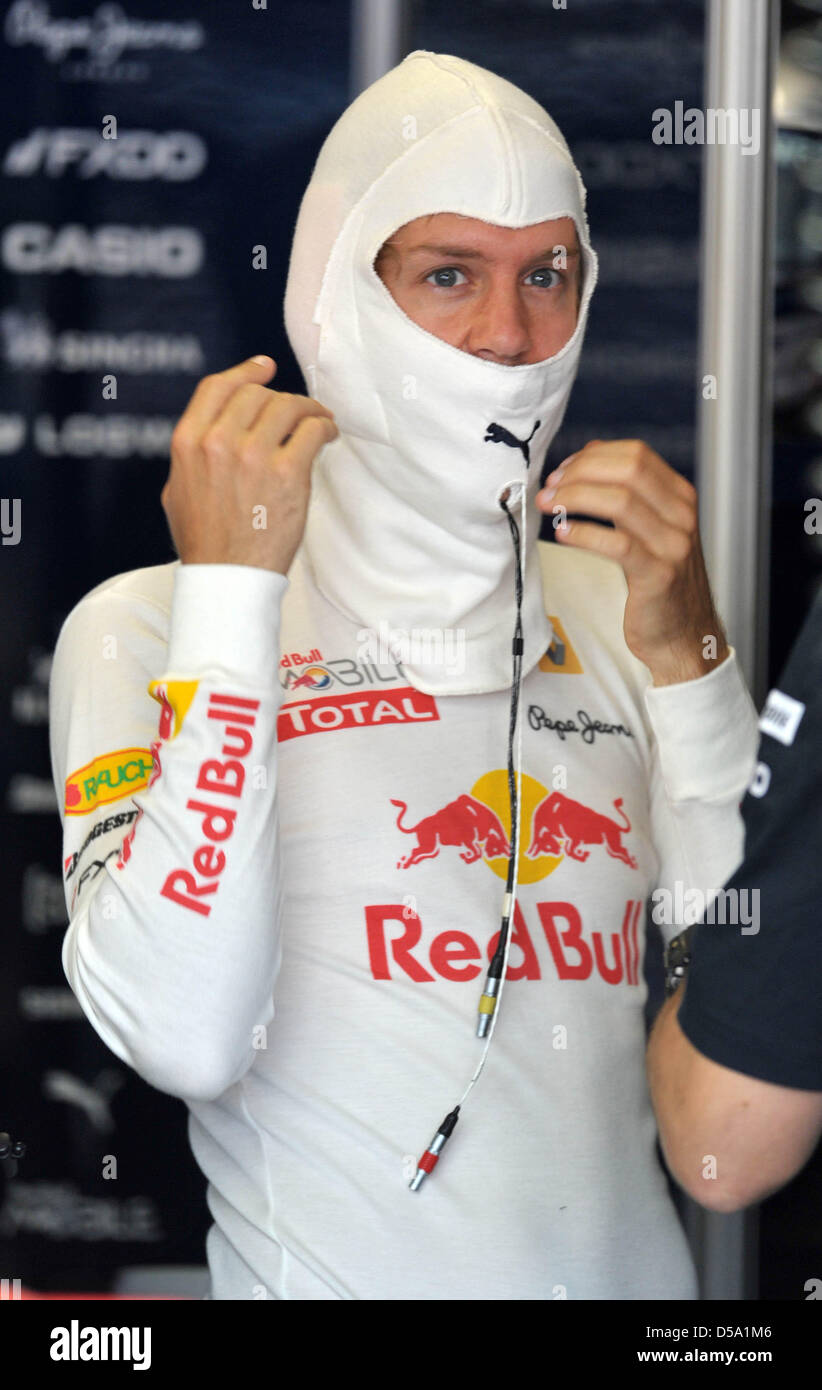 Der deutsche Formel-1-Rennfahrer Sebastian Vettel von Red Bull zieht sich am Freitag (09.07.2010) beim ersten Training auf der Rennstrecke a Silverstone in Inghilterra seine Schutzmaske auf. Am Wochenende avviato mit dem Gro§en Preis von Gro§britannien das zehnte Rennen der Formel-1-Saison 2010. Foto: Carmen Jaspersen dpa Foto Stock