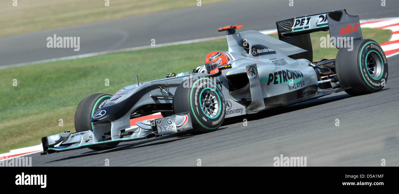 Der deutsche Formel-1-Rennfahrer Michael Schumacher von Mercedes GP am Freitag (09.07.2010) beim zweiten formazione auf der Rennstrecke a Silverstone in Inghilterra. Am Wochenende avviato mit dem Gro§en Preis von Gro§britannien das zehnte Rennen der Formel-1-Saison 2010. Foto: Carmen Jaspersen dpa Foto Stock