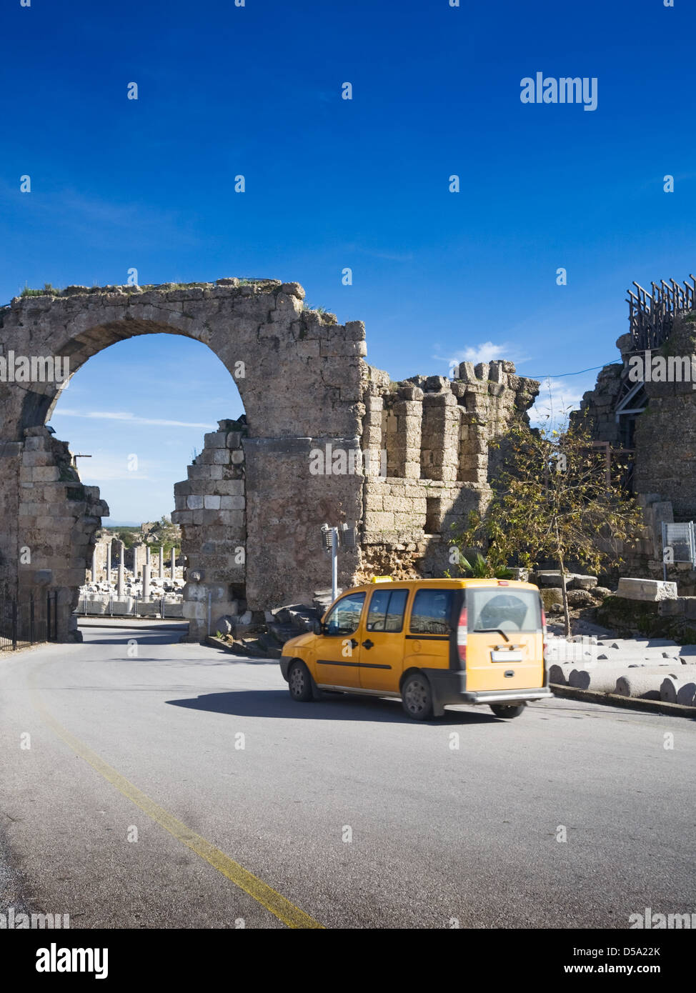 Un taxi vicino a Vespasiano Gate del lato antico, Antalya, Turchia Foto Stock