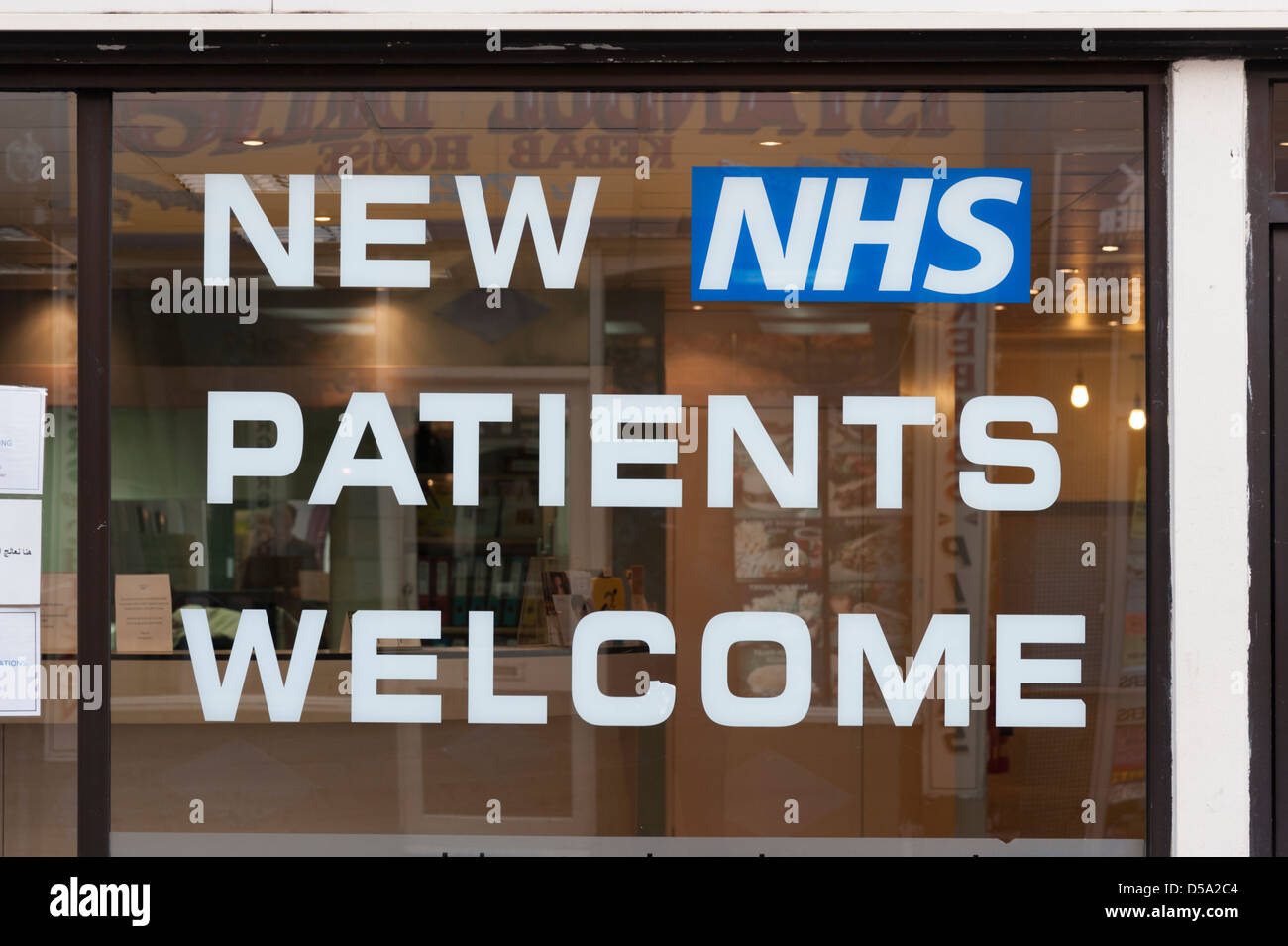 NHS pazienti segno di benvenuto in una finestra di dentista Colchester Regno Unito Foto Stock