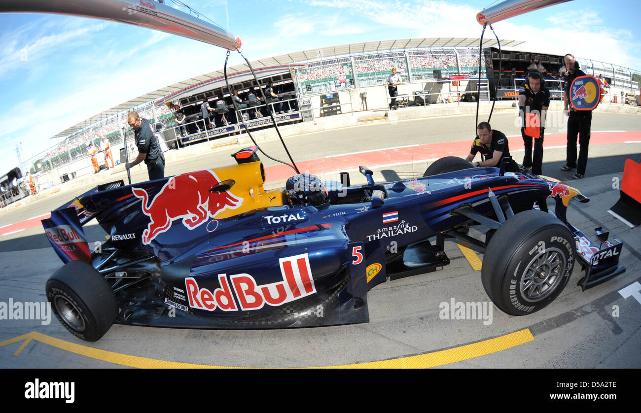 Der deutsche Formel-1-Rennfahrer Sebastian Vettel von Red Bull sitzt am Freitag (09.07.2010) beim ersten Training auf der Rennstrecke a Silverstone in Inghilterra in seinem Auto und simuliert einen Pit Stop. Am Wochenende avviato mit dem Gro§en Preis von Gro§britannien das zehnte Rennen der Formel-1-Saison 2010. Foto: Carmen Jaspersen dpa Foto Stock