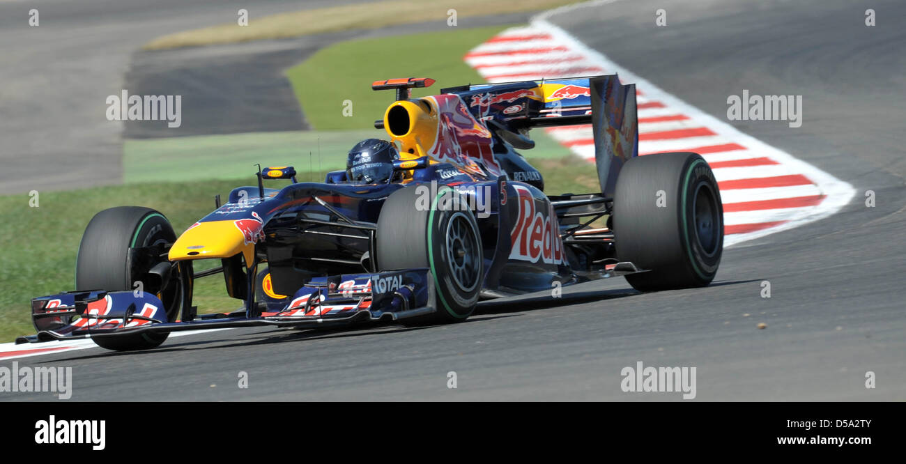 Der deutsche Formel-1-Rennfahrer Sebastian Vettel von Red Bull am Freitag (09.07.2010) beim zweiten formazione auf der Rennstrecke a Silverstone in Inghilterra. Am Wochenende avviato mit dem Gro§en Preis von Gro§britannien das zehnte Rennen der Formel-1-Saison 2010. Foto: Carmen Jaspersen dpa Foto Stock