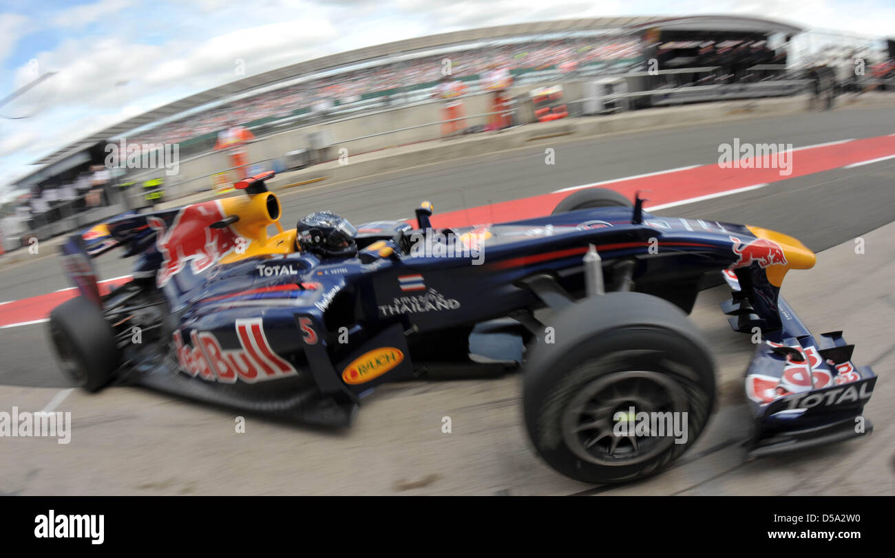 Der deutsche Formel-1-Rennfahrer Sebastian Vettel von Red Bull fŠhrt am Samstag (10.07.2010) beim dritten formazione auf der Rennstrecke a Silverstone in Inghilterra in seinem Auto. Am Wochenende avviato mit dem Gro§en Preis von Gro§britannien das zehnte Rennen der Formel-1-Saison 2010. Foto: Carmen Jaspersen dpa Foto Stock