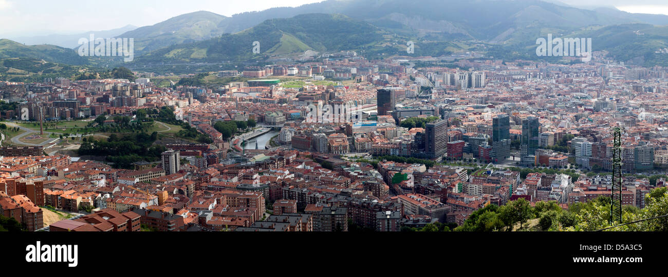 Panoramica vista aerea di Bilbao dalla sommità del Funucular de Artxanda. La funicolare Foto Stock