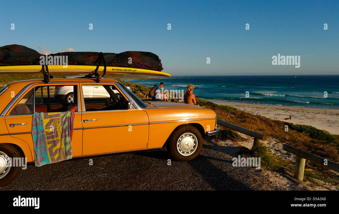 Surfer in una spiaggia a Table Mountain National Park, Cape Peninsula, sud africa Foto Stock