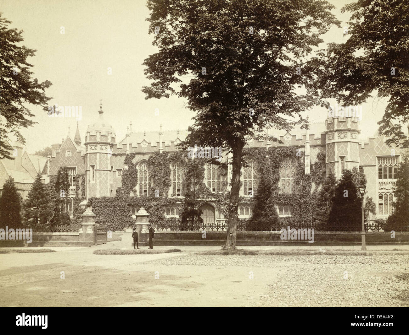 Questa fotografia cattura gli ingressi e le caratteristiche architettoniche della Royal Leamington Spa, in Inghilterra, con i suoi notevoli dettagli in ferro battuto, torrette e viti, offrendo uno sguardo al suo fascino di epoca vittoriana. Foto Stock