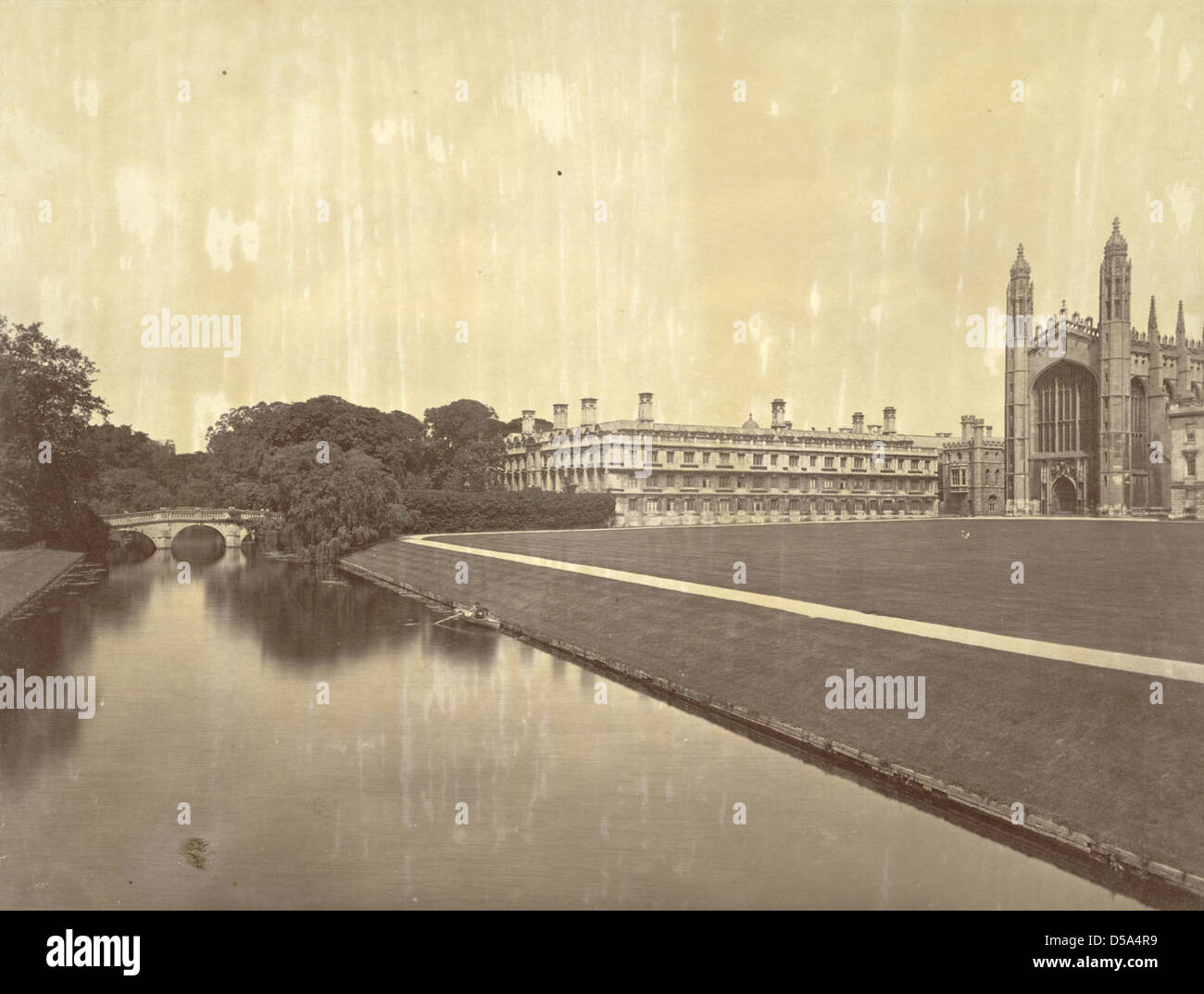 Una vista panoramica del Clare College e del King's College di Cambridge, Inghilterra, con ponti ad arco, il River Cam e le torri della chiesa. L'immagine mette in risalto l'architettura iconica e il tranquillo ambiente universitario. Foto Stock