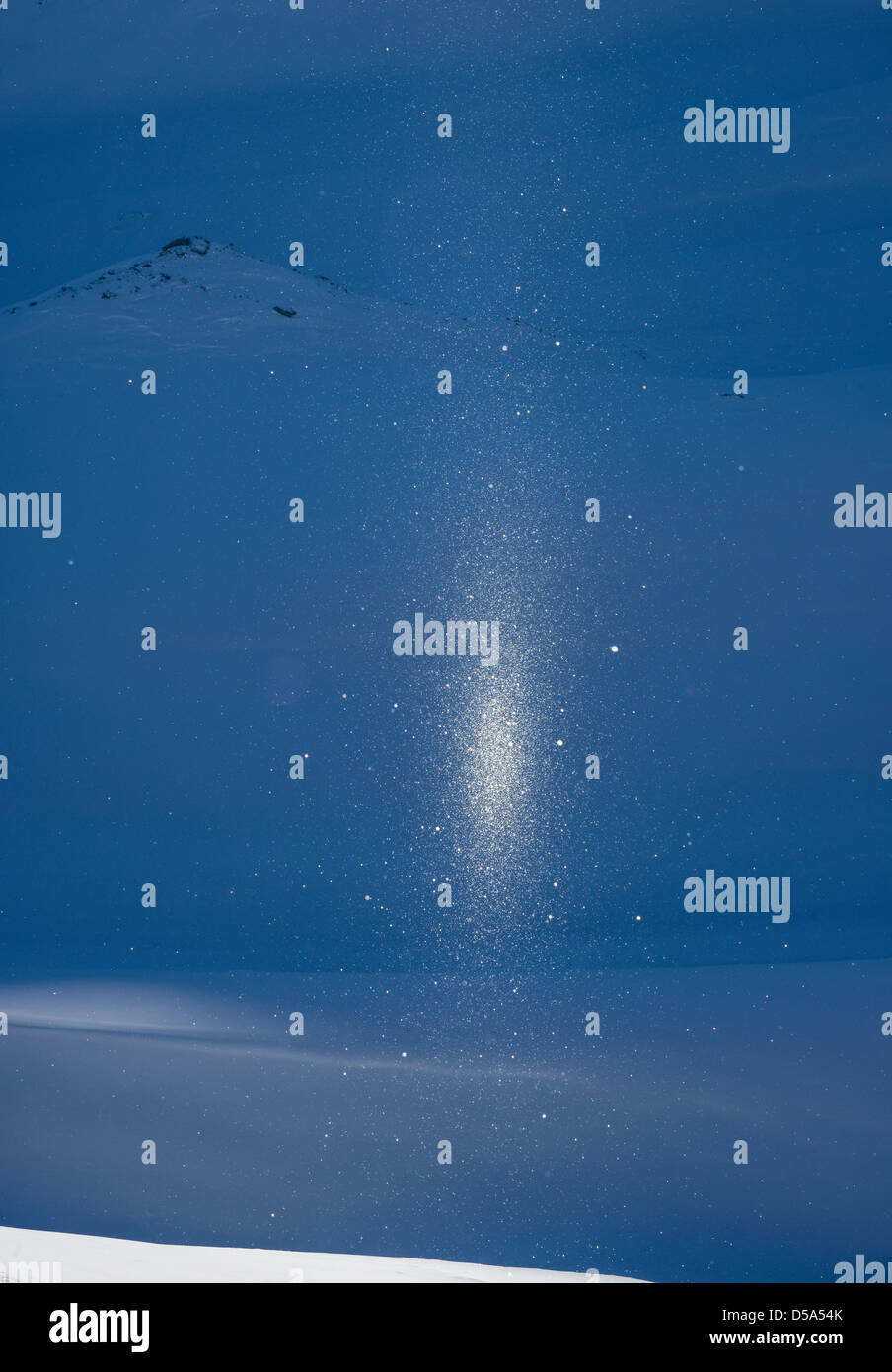 Una linea di aria a carico neve illuminata da luce solare Foto Stock