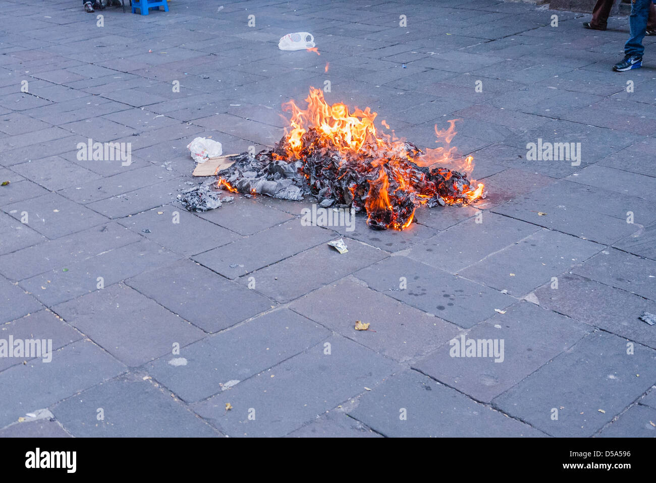 La tradizionale celebrazione ecuadoriana del vecchio anno andando fuori, chiamato "Año Viejo" è rappresentato dalla combustione effigie umana. Foto Stock