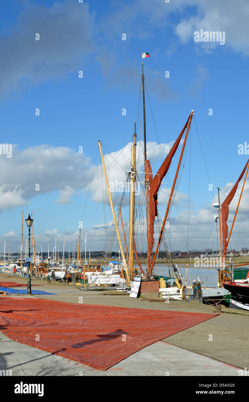 Paesaggio invernale accanto al fiume Blackwater a Hythe Quay vela da chiatte Tamigi posato cielo blu sole e bianco cotone nuvole di lana Maldon Essex UK Foto Stock